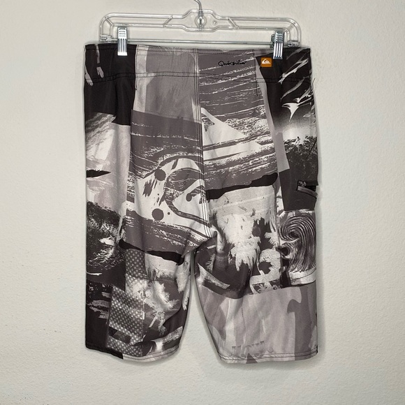 Men’s Quicksilver Board Shorts Size 32” Waist - Picture 2 of 3